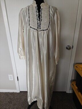 vintage satin nightgown Vanity Fair Ivory L/S Lace .Large